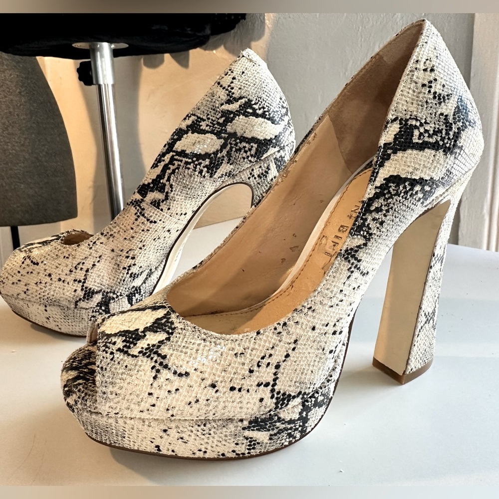 Freaking adorable! Sz 6 Gianni Bini cream/black python platform peep toe pumps